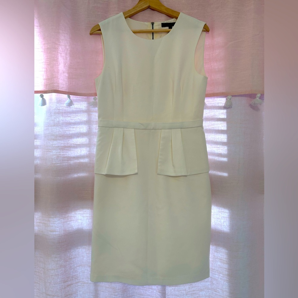 BCBGMAXAZRIA Elegant Ivory Sleeveless Sheath Dress (size 10)